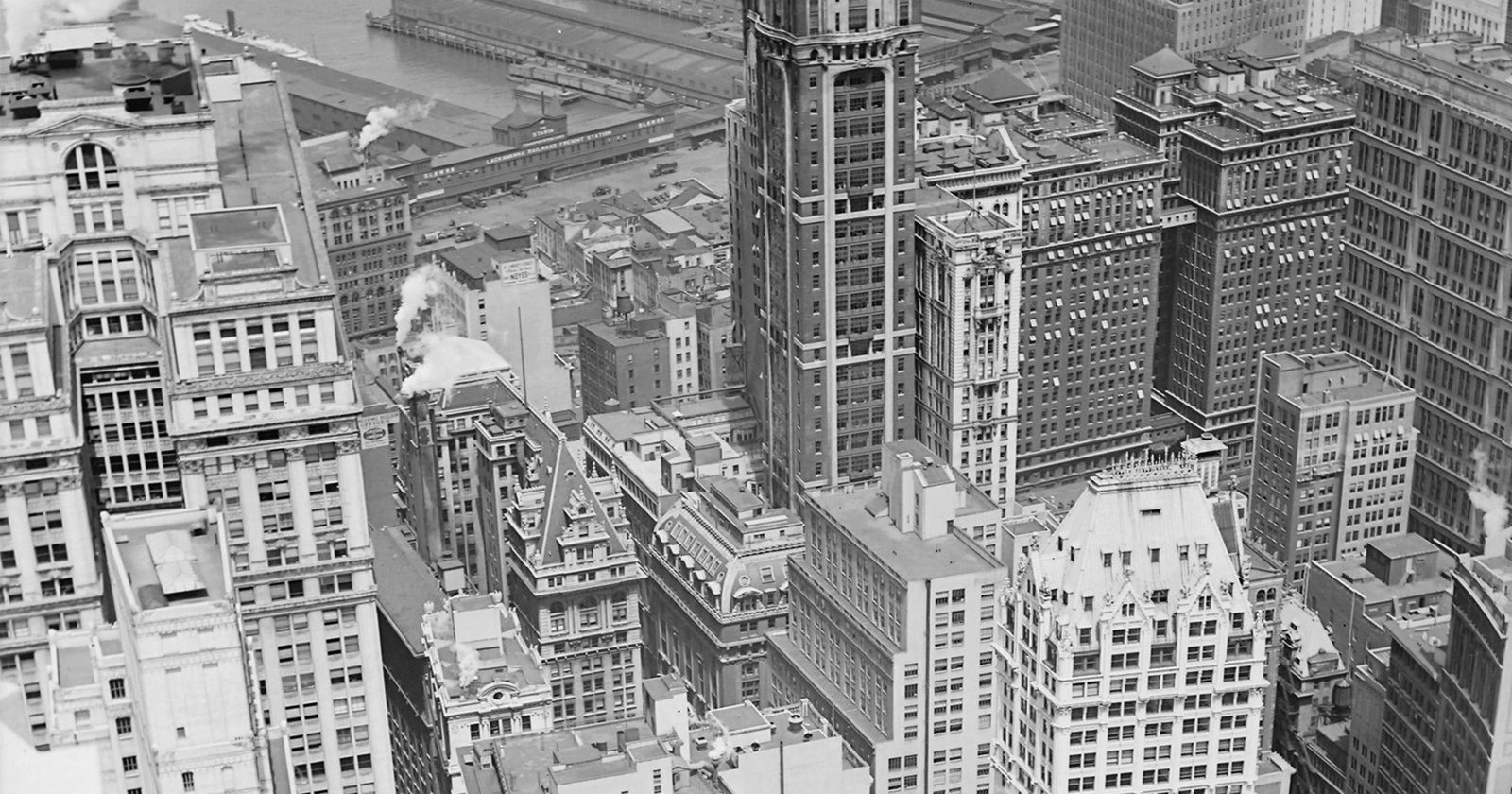 Dachy wieżowców dzielnicy finansowej Manhattanu, fotografia archiwalna z 1938 roku.