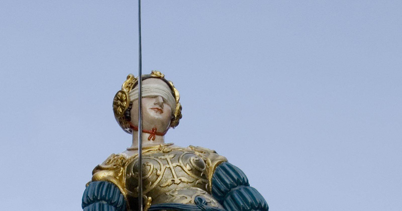 Kamienny posąg Sprawiedliwości z wagą, mieczem i opaską na oczach — fontanna Gerechtigkeitsbrunnen w Bernie.